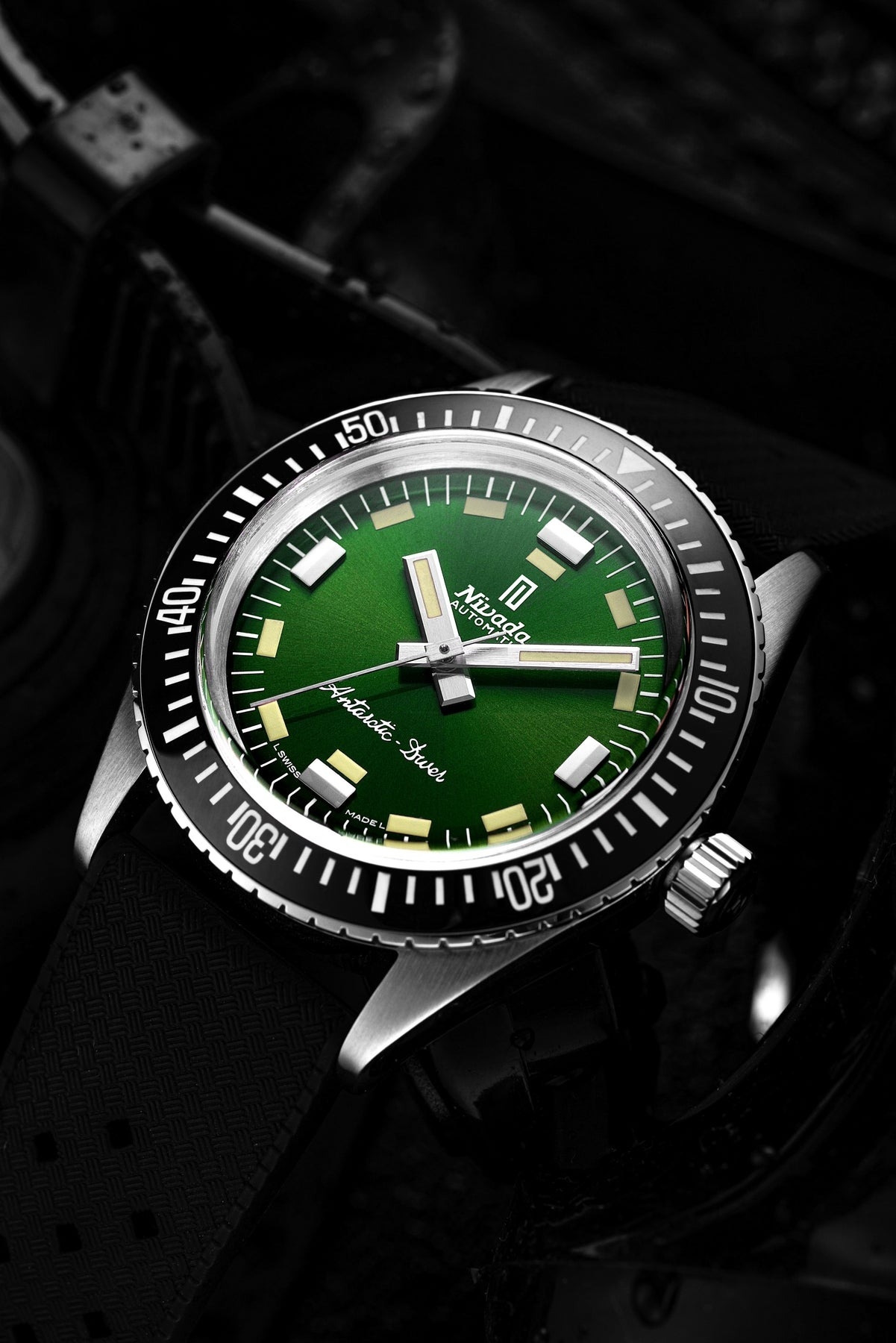 Nivada Grenchen, dòng sản phẩm Antarctic Diver, Ref num 32053A, mặt số xanh lá chải tia Sunray