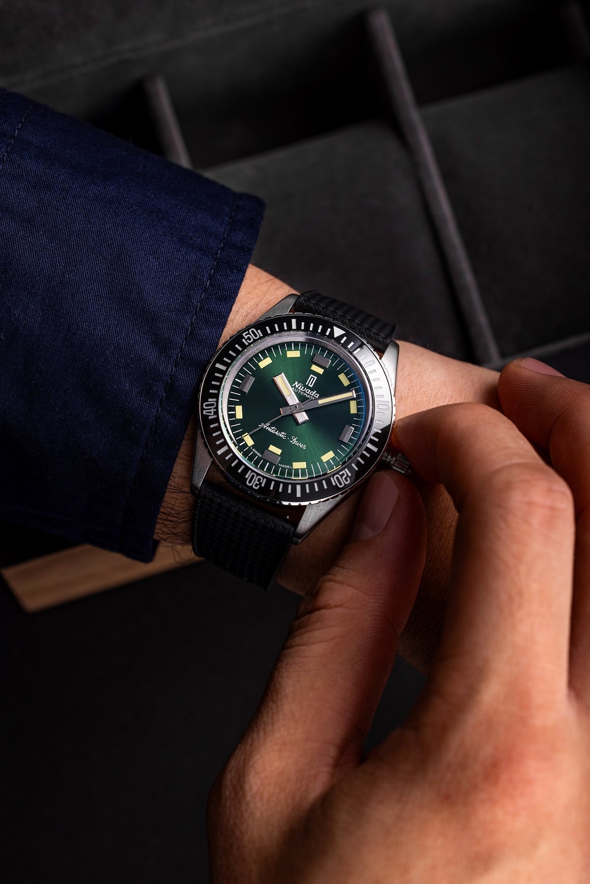 Nivada Grenchen, dòng sản phẩm Antarctic Diver, Ref num 32053A, mặt số xanh lá chải tia Sunray