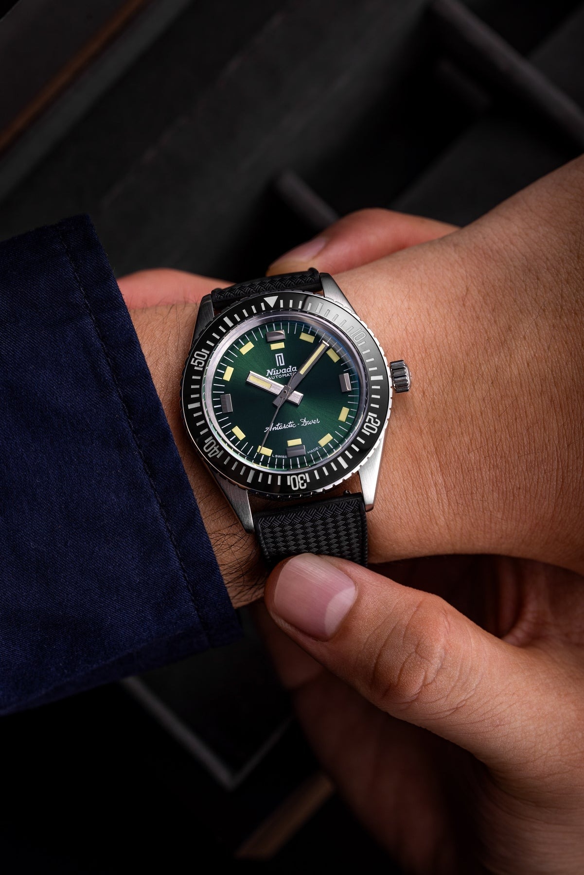 Nivada Grenchen, dòng sản phẩm Antarctic Diver, Ref num 32053A, mặt số xanh lá chải tia Sunray