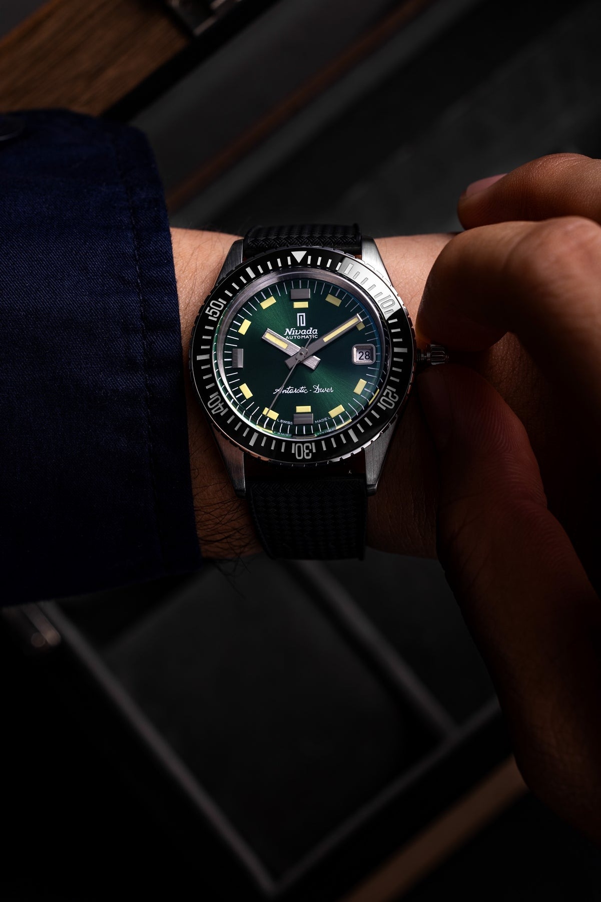 Nivada Grenchen, dòng sản phẩm Antarctic Diver, Ref num 32053A, mặt số xanh lá chải tia Sunray