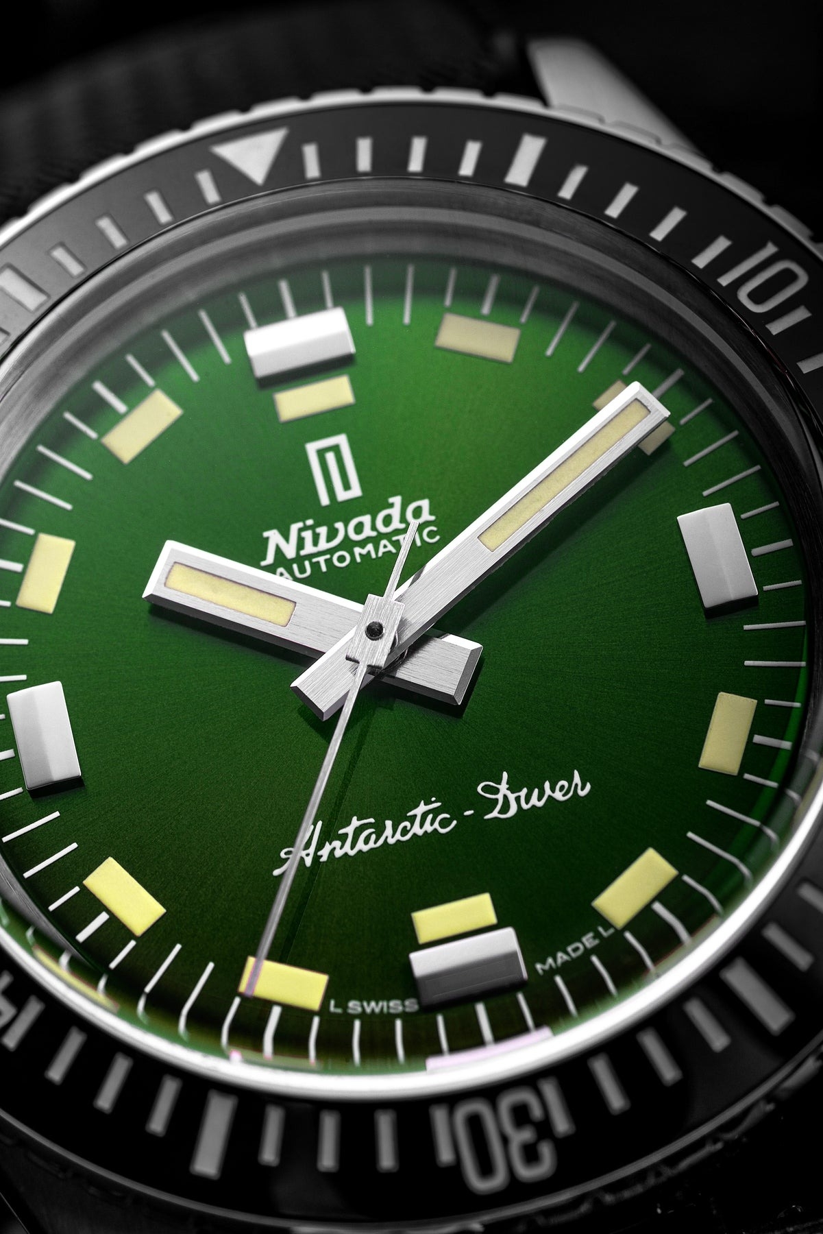Nivada Grenchen, dòng sản phẩm Antarctic Diver, Ref num 32059A, mặt số xanh lá chải tia Sunray
