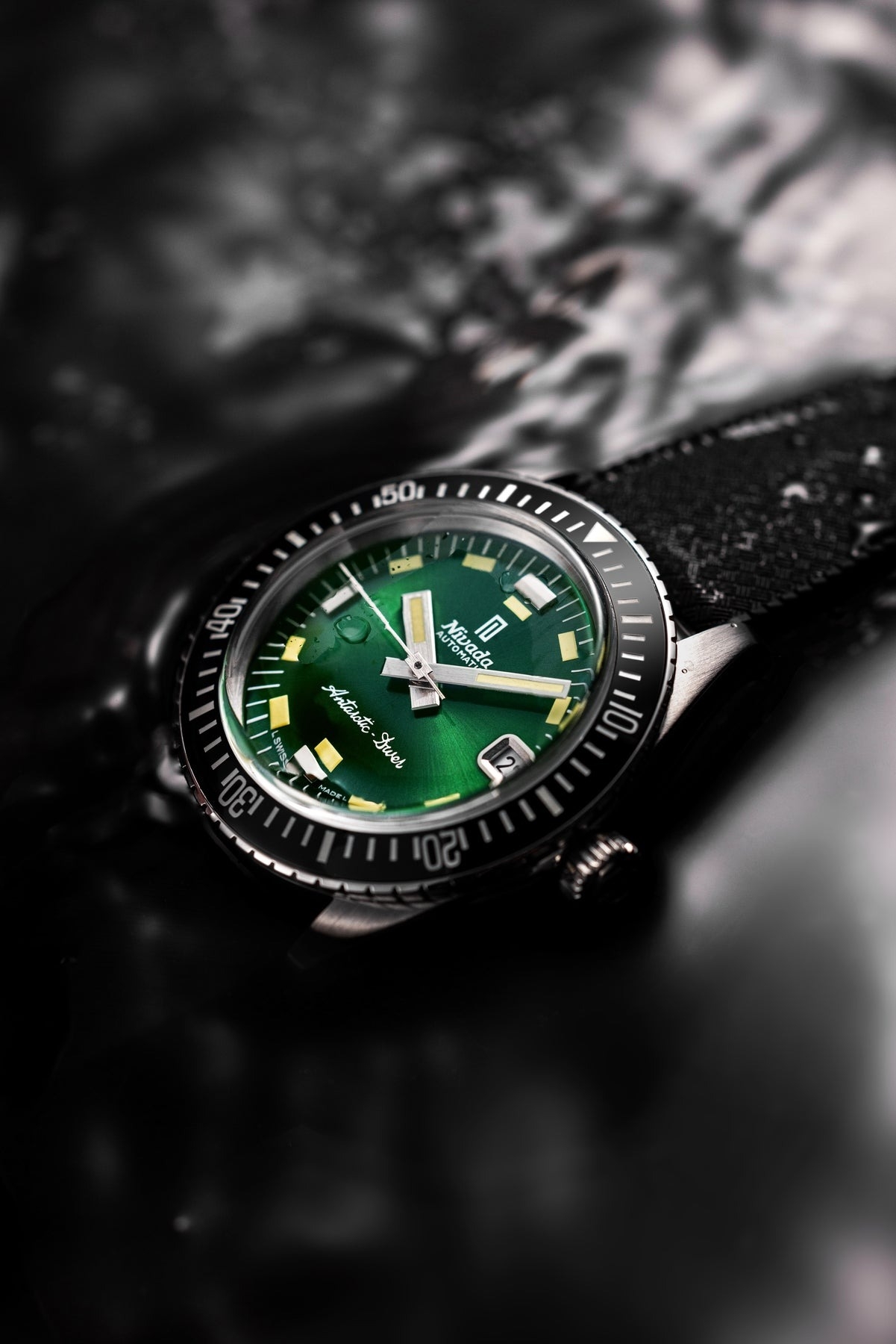Nivada Grenchen, dòng sản phẩm Antarctic Diver, Ref num 32059A, mặt số xanh lá chải tia Sunray
