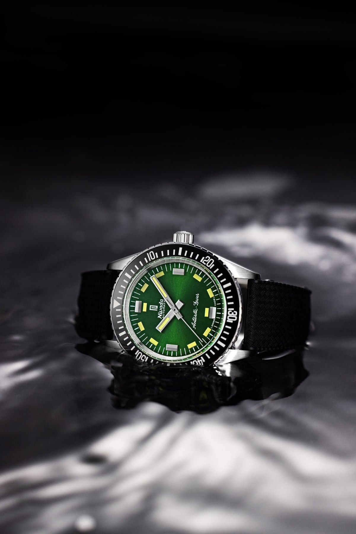 Nivada Grenchen, dòng sản phẩm Antarctic Diver, Ref num 32059A, mặt số xanh lá chải tia Sunray