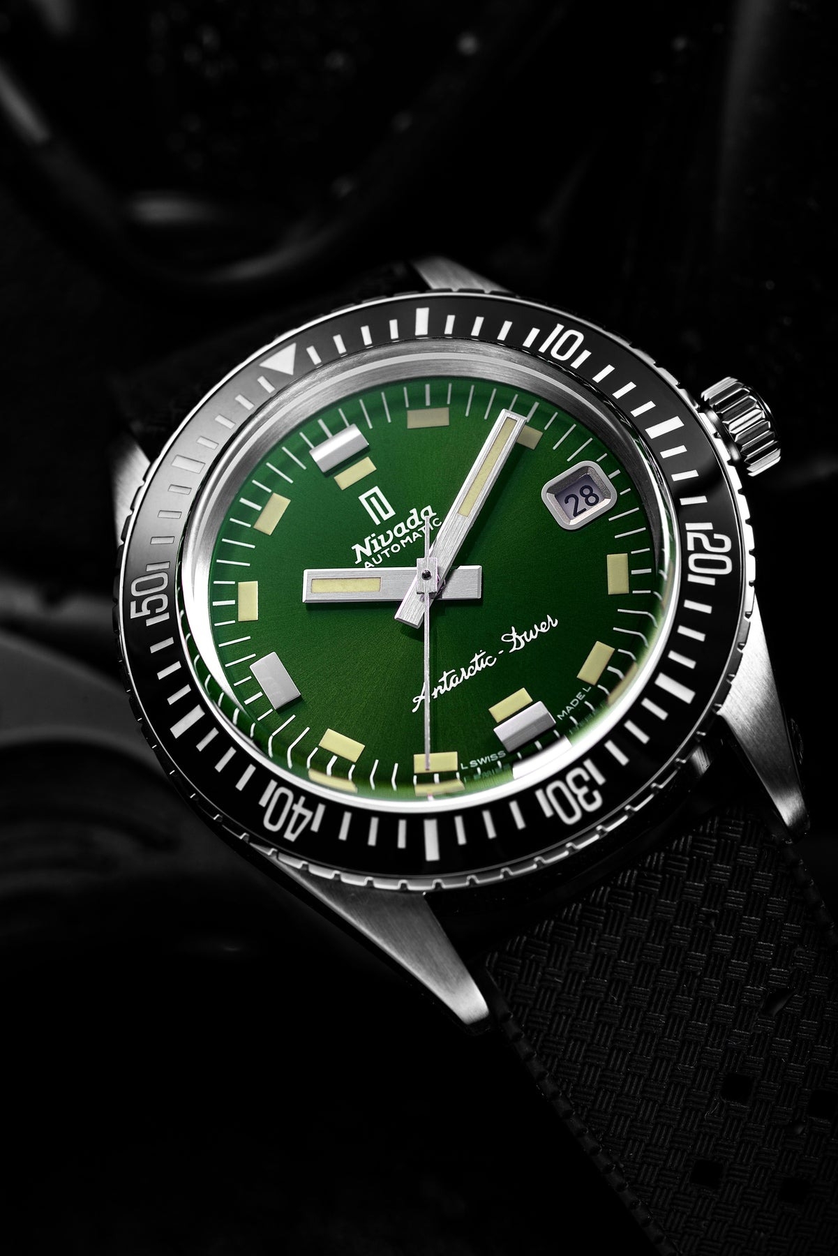 Nivada Grenchen, dòng sản phẩm Antarctic Diver, Ref num 32059A, mặt số xanh lá chải tia Sunray