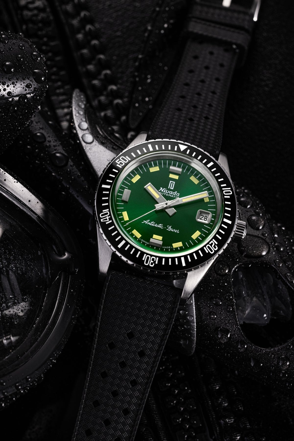 Nivada Grenchen, dòng sản phẩm Antarctic Diver, Ref num 32059A, mặt số xanh lá chải tia Sunray