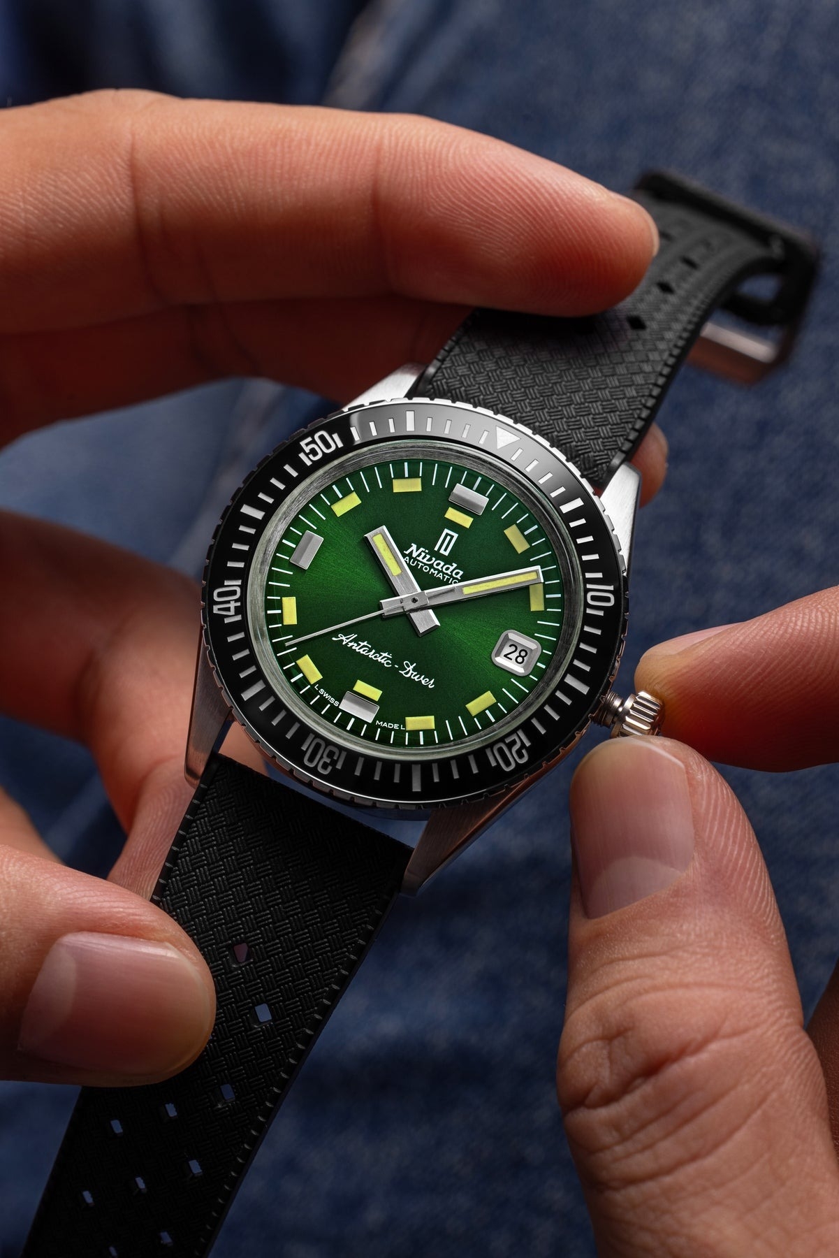 Nivada Grenchen, dòng sản phẩm Antarctic Diver, Ref num 32059A, mặt số xanh lá chải tia Sunray