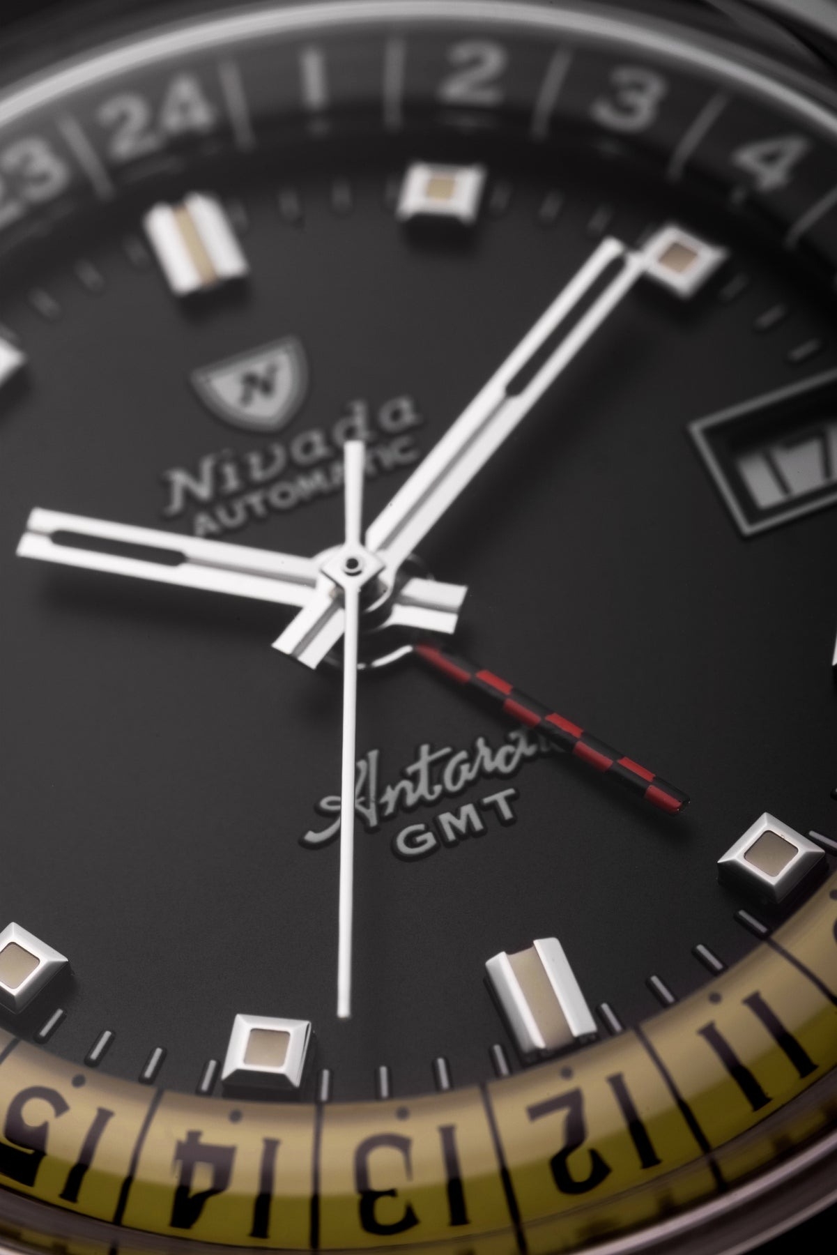Nivada Grenchen, dòng sản phẩm Antarctic GMT, Ref num 32043A, mặt số đen