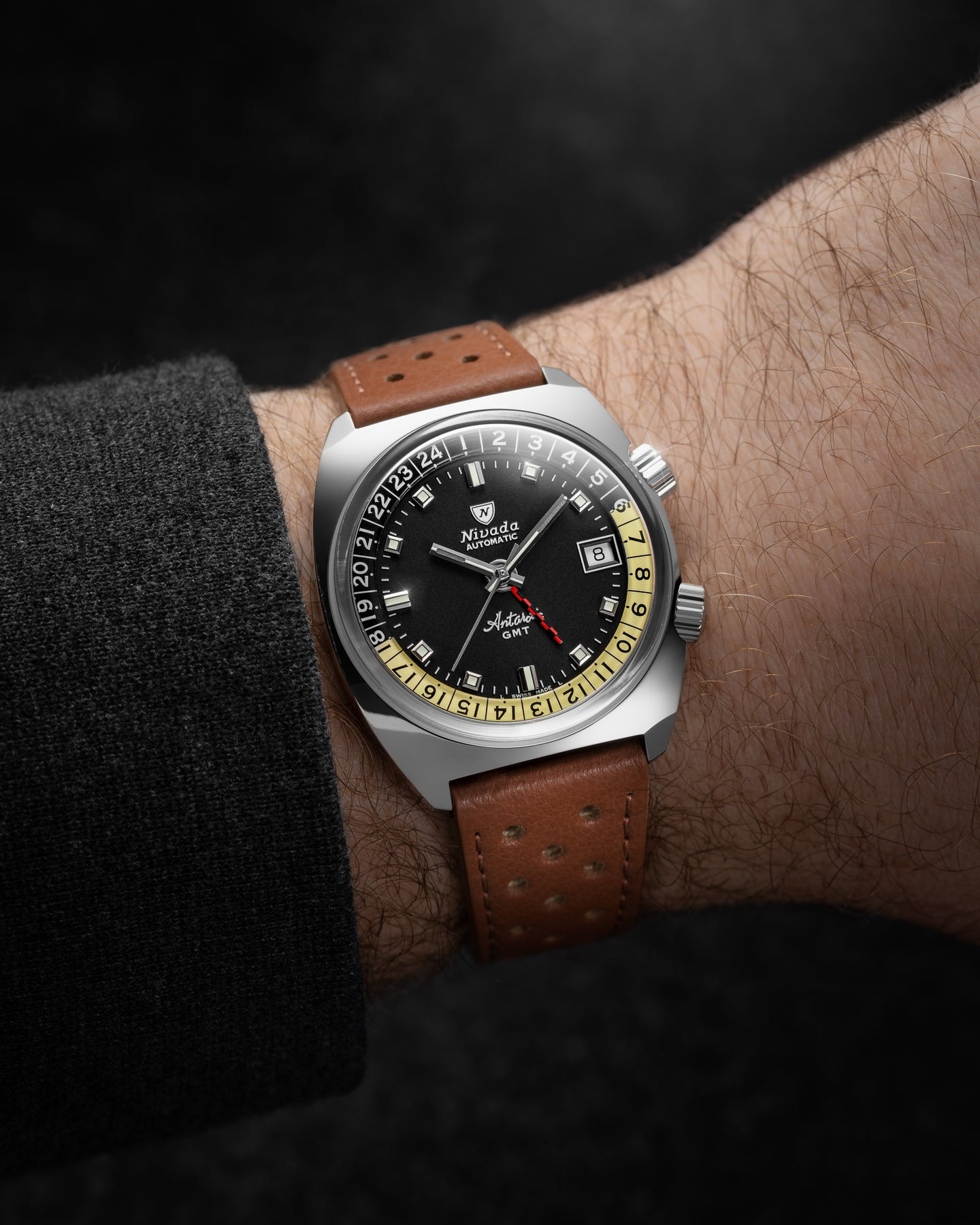 Nivada Grenchen, dòng sản phẩm Antarctic GMT, Ref num 32043A, mặt số đen