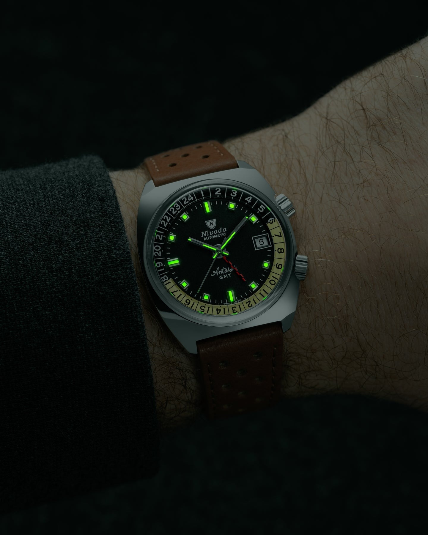 Nivada Grenchen, dòng sản phẩm Antarctic GMT, Ref num 32043A, mặt số đen