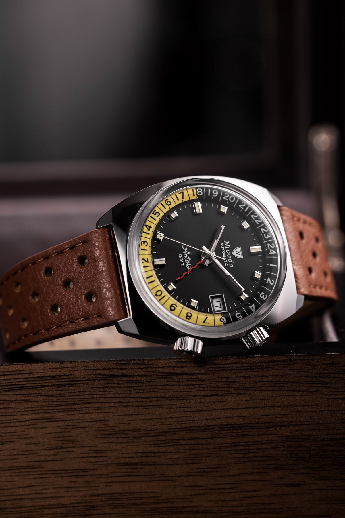 Nivada Grenchen, dòng sản phẩm Antarctic GMT, Ref num 32043A, mặt số đen