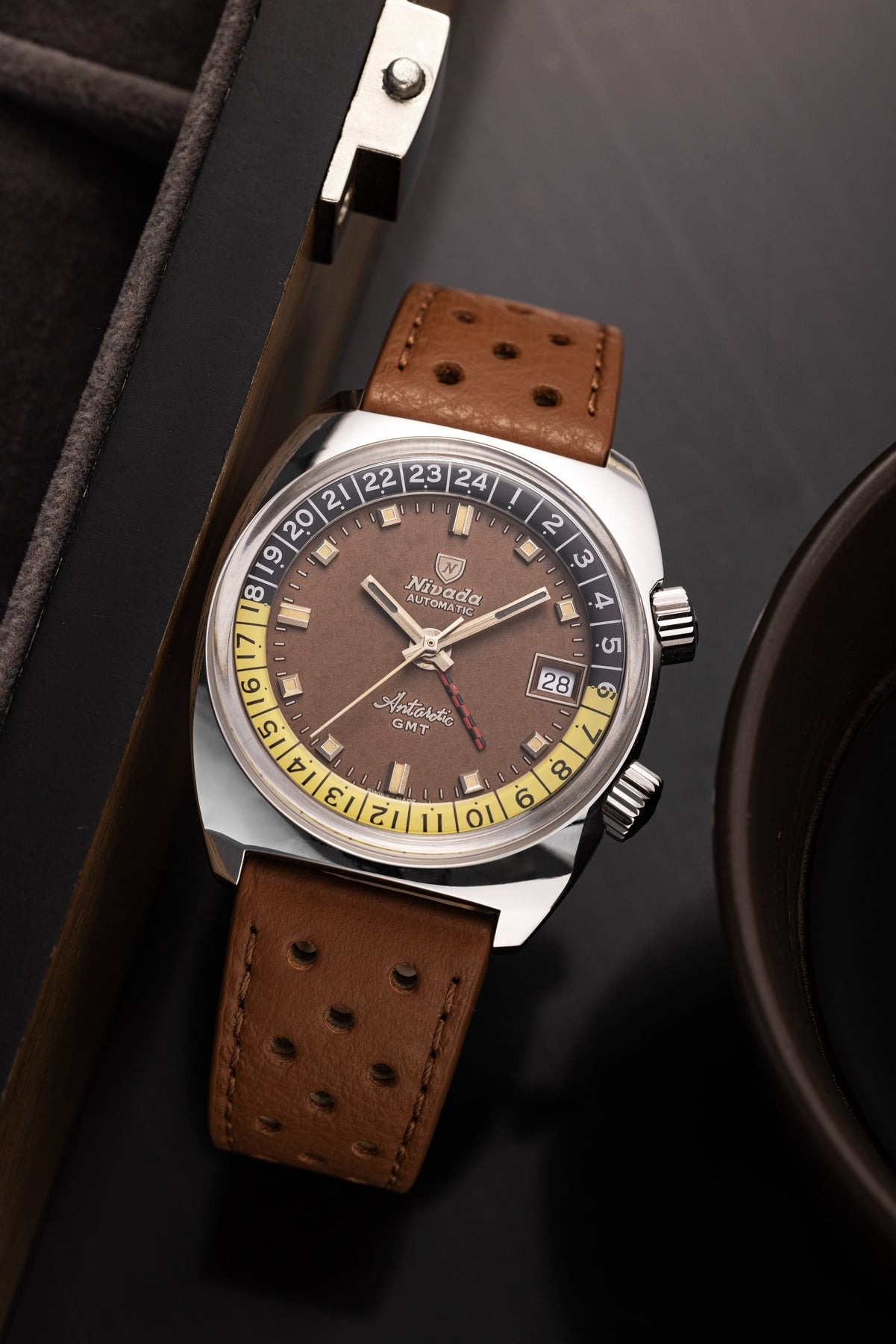 Nivada Grenchen, dòng sản phẩm Antarctic GMT, Ref num 32061A, mặt số nâu nhiệt đới