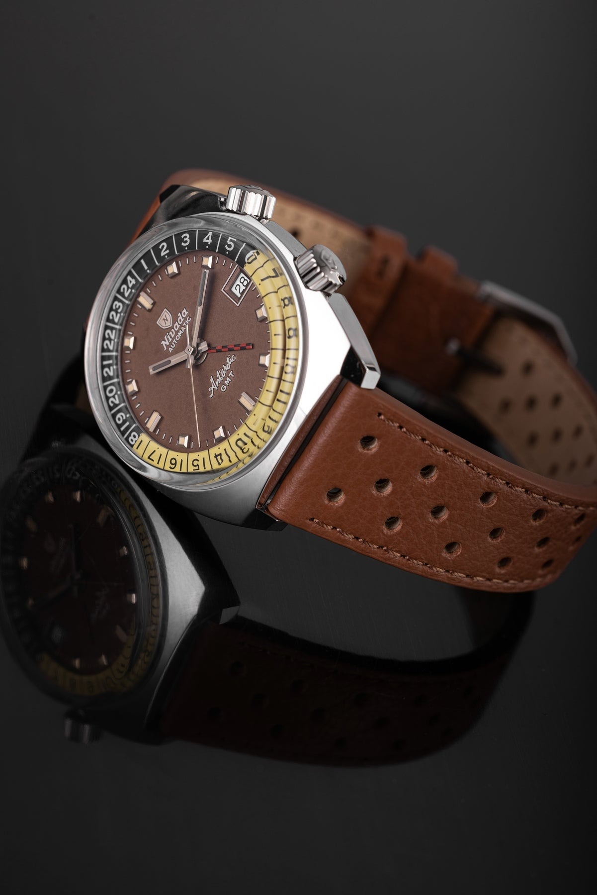 Nivada Grenchen, dòng sản phẩm Antarctic GMT, Ref num 32061A, mặt số nâu nhiệt đới
