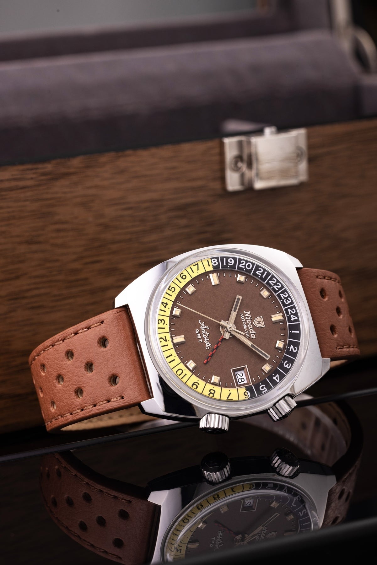 Nivada Grenchen, dòng sản phẩm Antarctic GMT, Ref num 32061A, mặt số nâu nhiệt đới