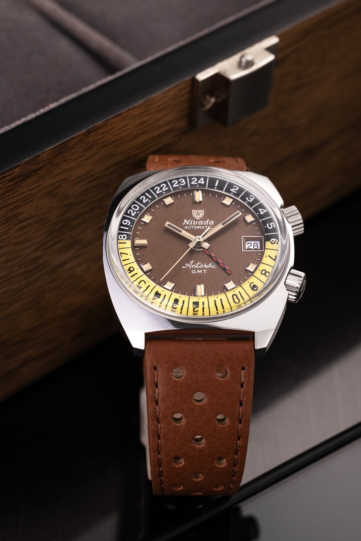 Nivada Grenchen, dòng sản phẩm Antarctic GMT, Ref num 32061A, mặt số nâu nhiệt đới