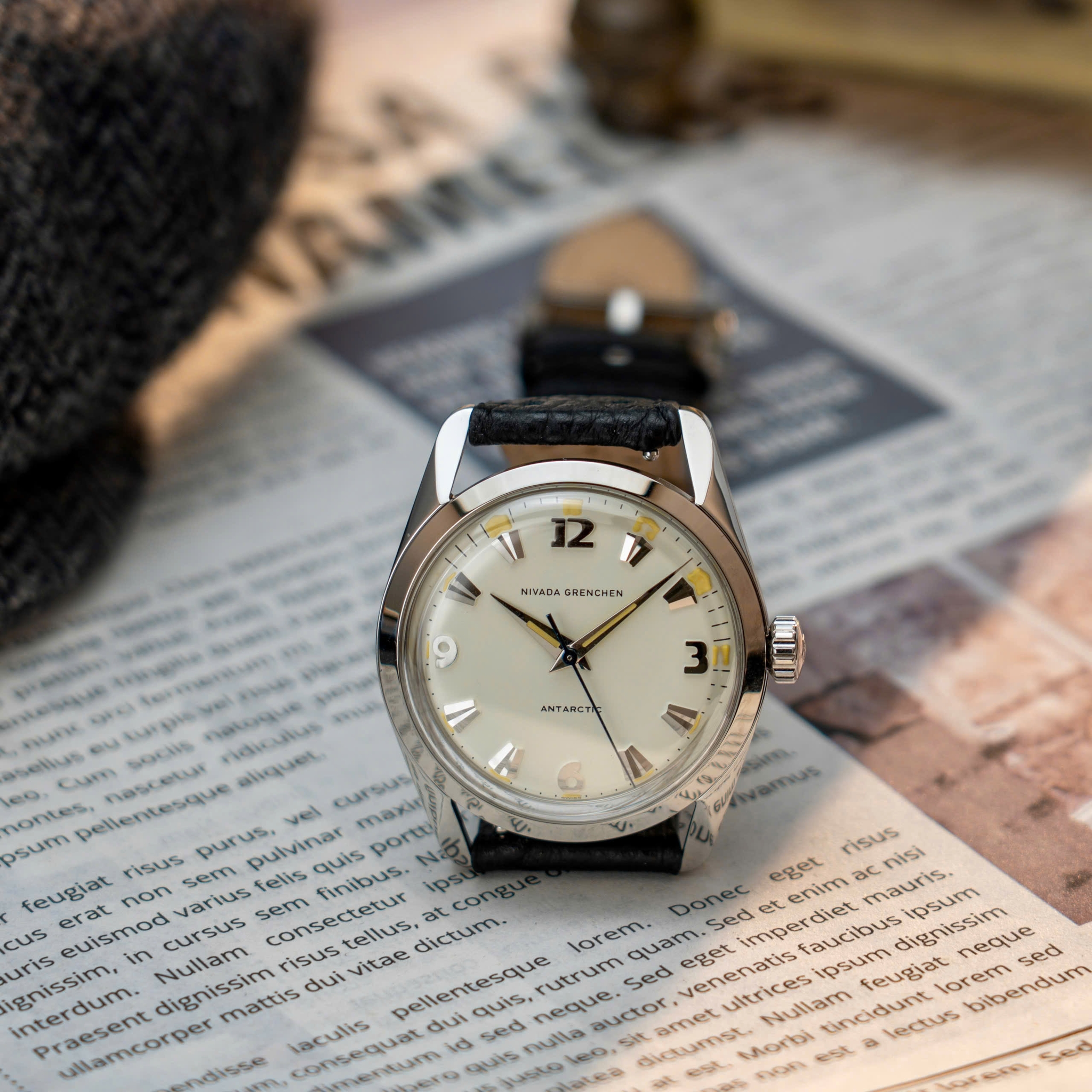 Nivada Grenchen, dòng sản phẩm Antarctic, Ref number: 35001M40, mặt số màu trắng
