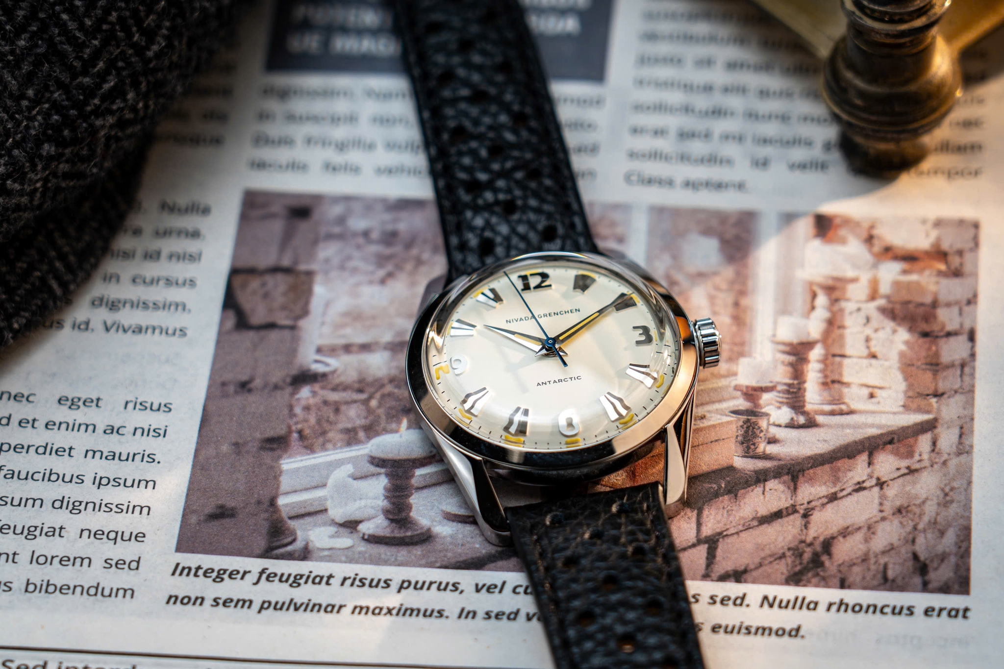 Nivada Grenchen, dòng sản phẩm Antarctic, Ref number: 35001M40, mặt số màu trắng