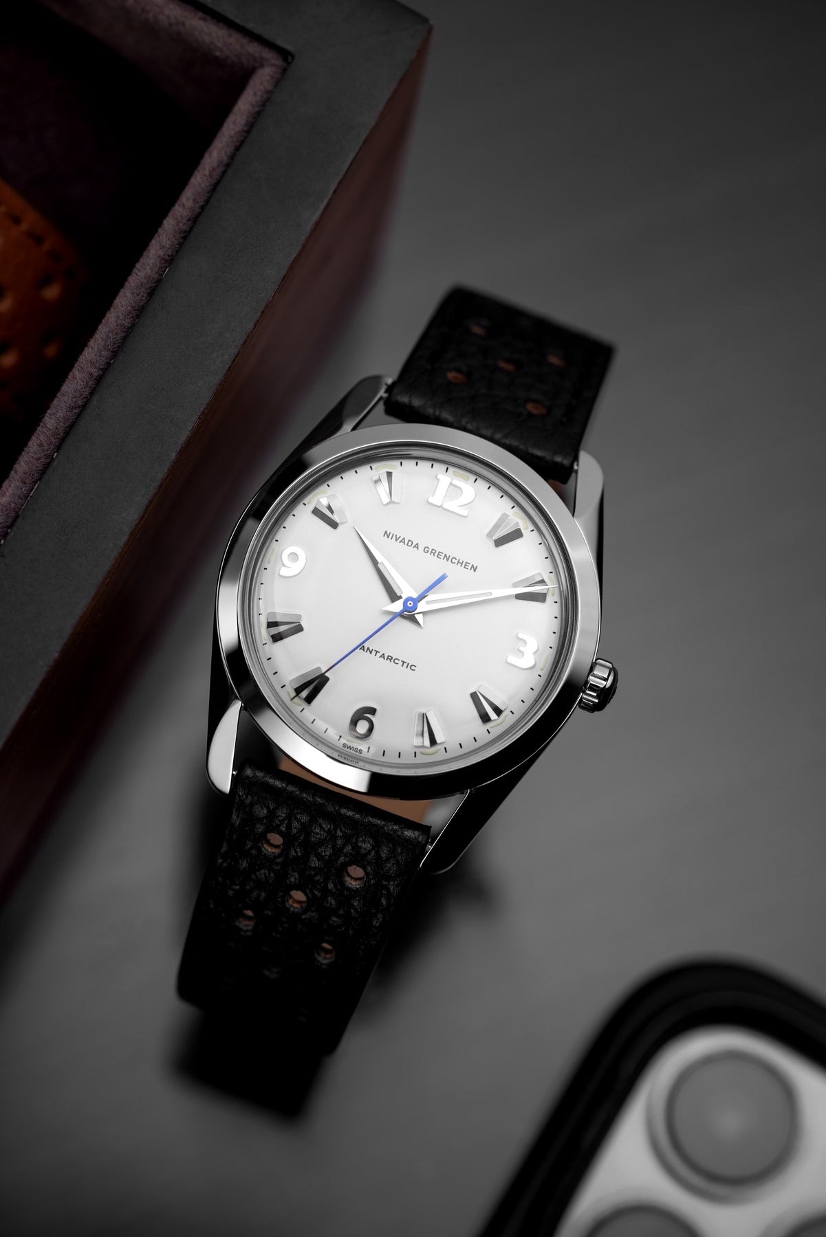 Nivada Grenchen, dòng sản phẩm Antarctic, Ref number: 35005M, mặt số trắng Matt