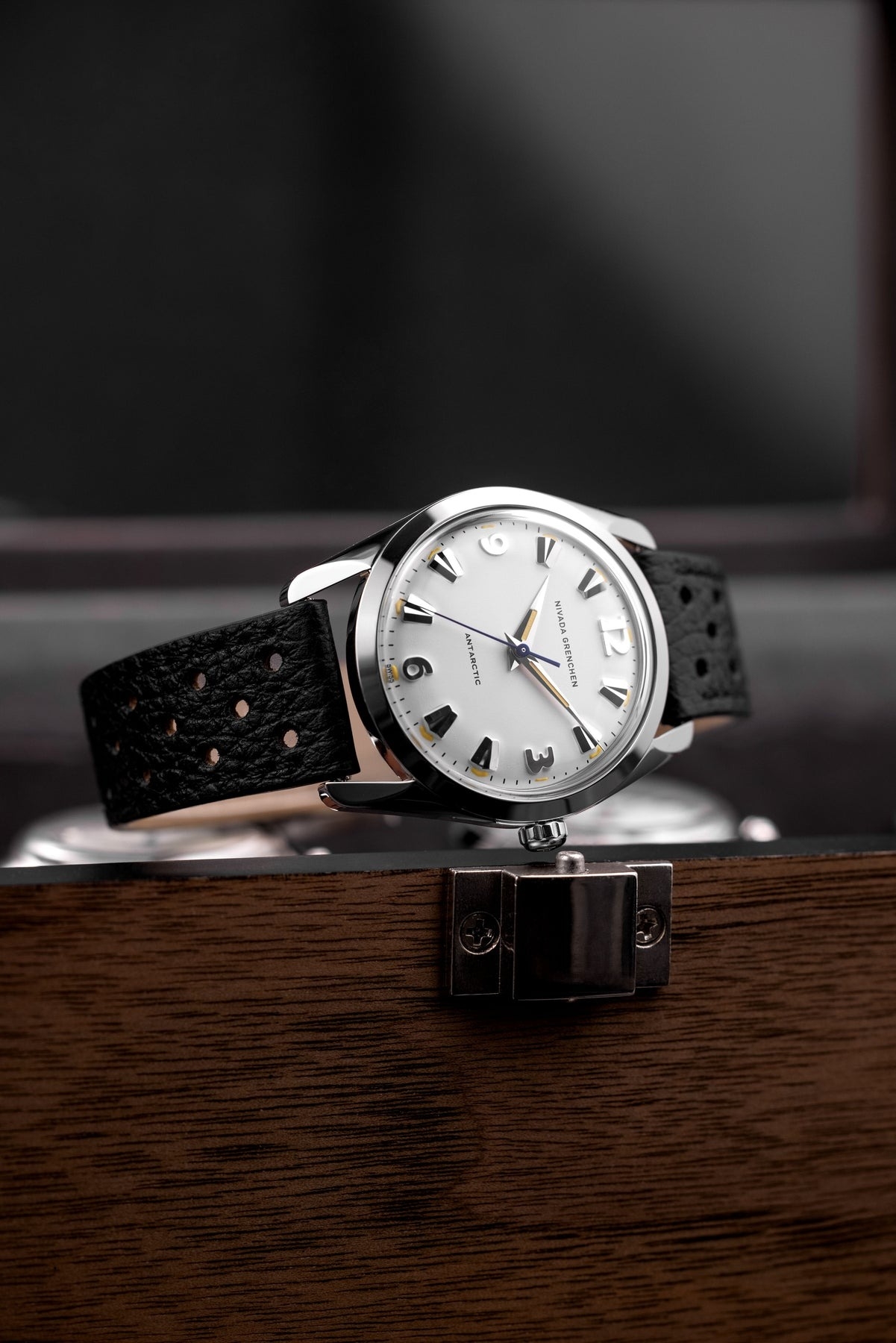 Nivada Grenchen, dòng sản phẩm Antarctic, Ref number: 35005M, mặt số trắng Matt