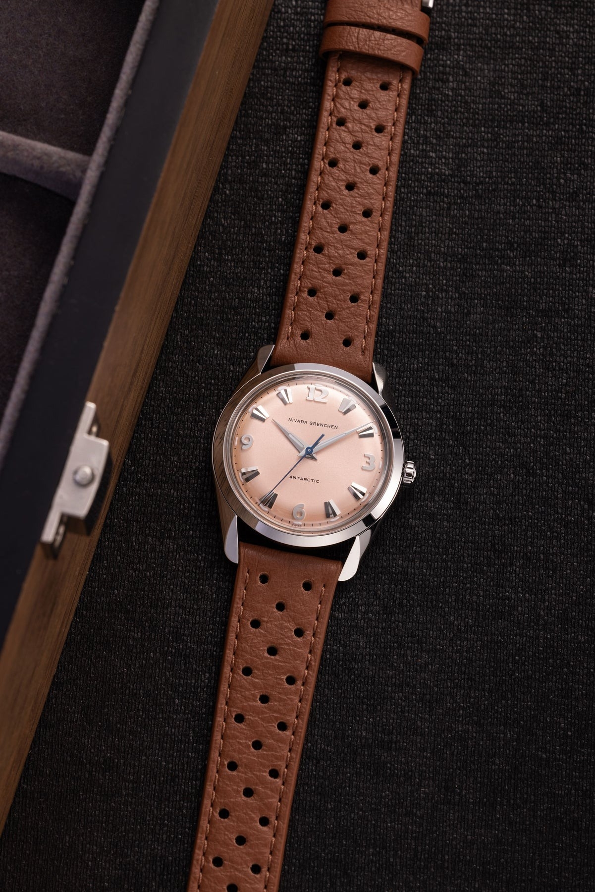 Nivada Grenchen, dòng sản phẩm Antarctic, Ref number: 35018M, mặt số Sunray chải tia cá hồi