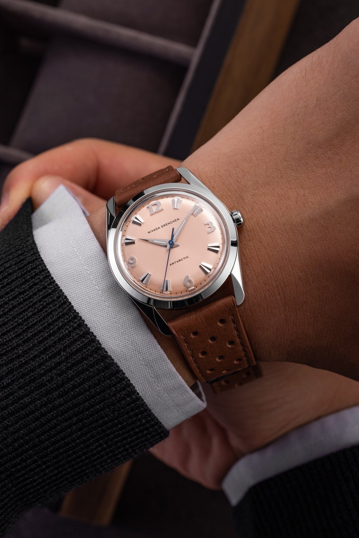 Nivada Grenchen, dòng sản phẩm Antarctic, Ref number: 35018M, mặt số Sunray chải tia cá hồi