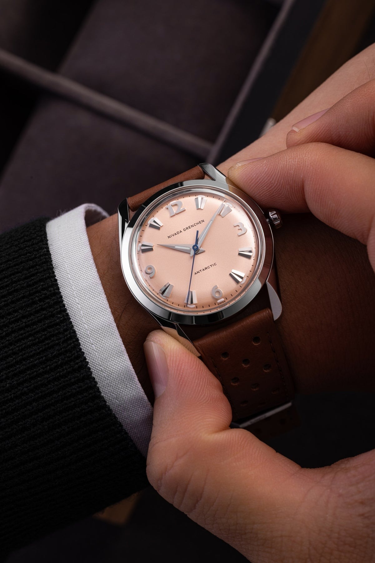 Nivada Grenchen, dòng sản phẩm Antarctic, Ref number: 35018M, mặt số Sunray chải tia cá hồi