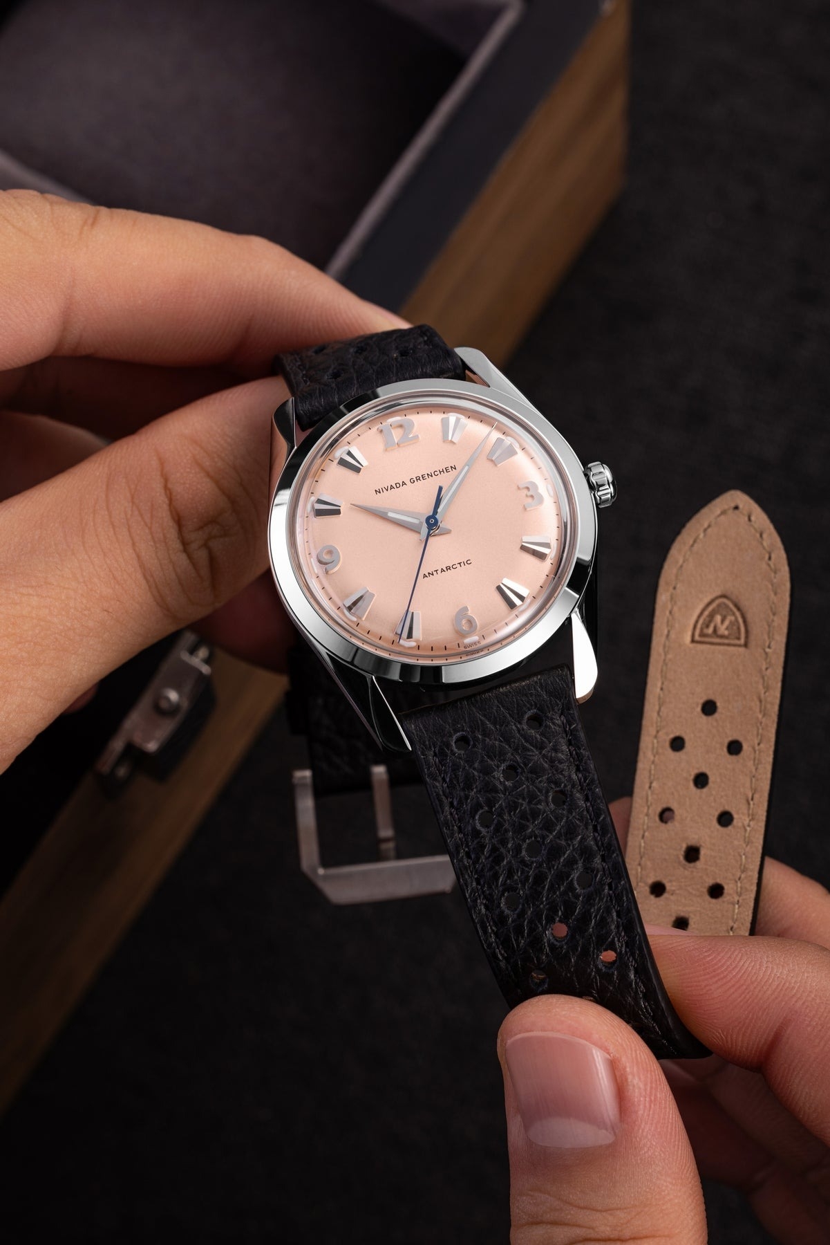 Đồng hồ đeo tay thương hiệu Nivada Grenchen, dòng sản phẩm Antarctic, Ref number: 35018M, mặt số Sunray chải tia cá hồi, size 35mm, máy lên cót tay, vỏ bằng thép không gỉ 316, dây da bò, mới 100%