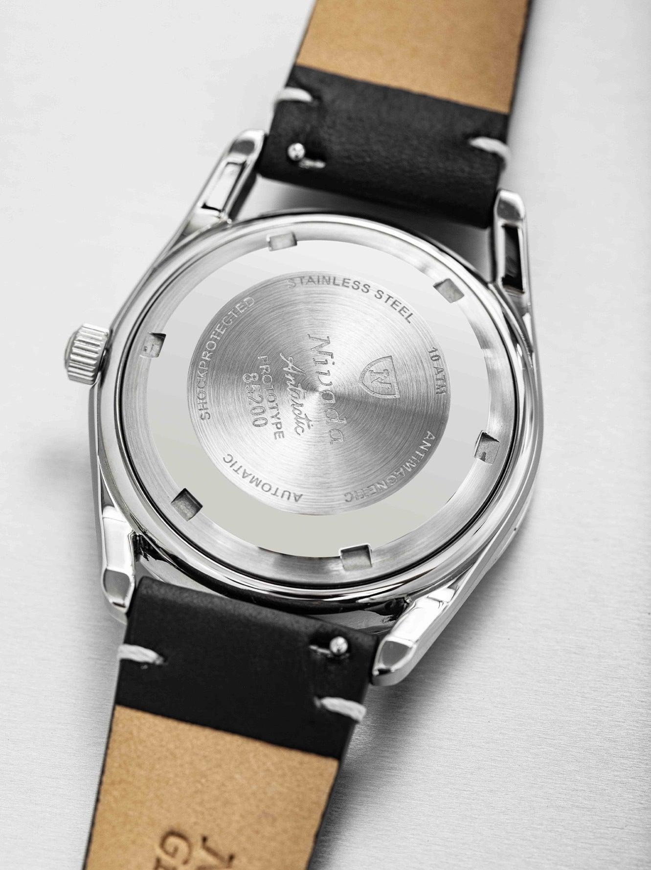 Nivada Grenchen, dòng sản phẩm Antarctic Spider, Ref num 32023A, mặt số Sunray chải bạc trắng