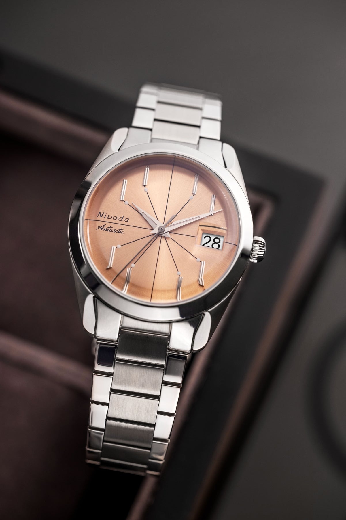 Nivada Grenchen, dòng sản phẩm Antarctic Spider, Ref num 32042A, mặt số hồng cam