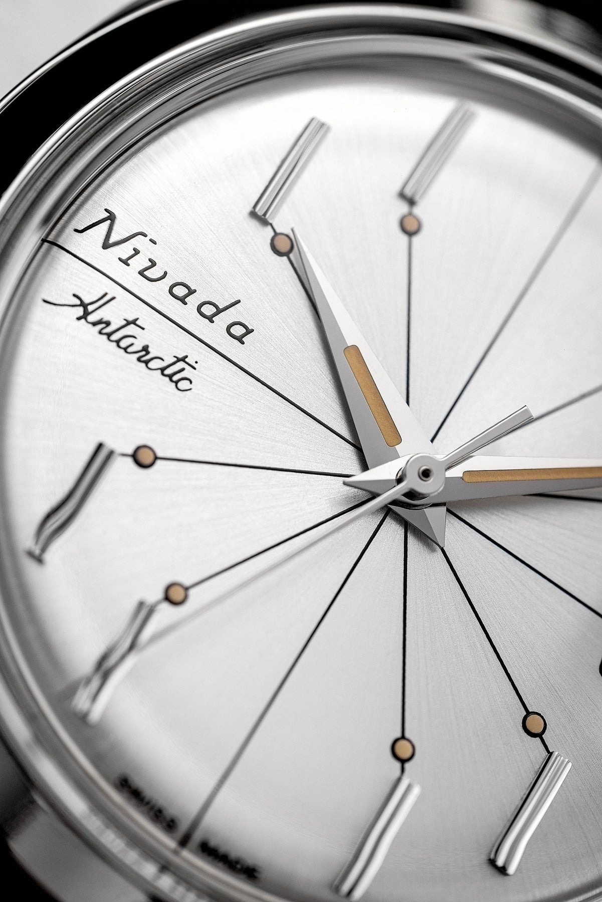 Nivada Grenchen, dòng sản phẩm Antarctic Spider, Ref num 35012M, mặt số bạc