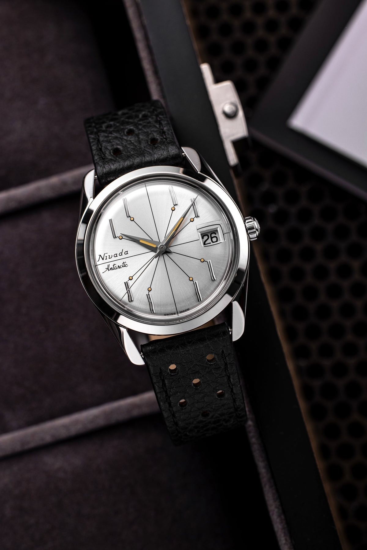 Nivada Grenchen, dòng sản phẩm Antarctic Spider, Ref num 35012M, mặt số bạc