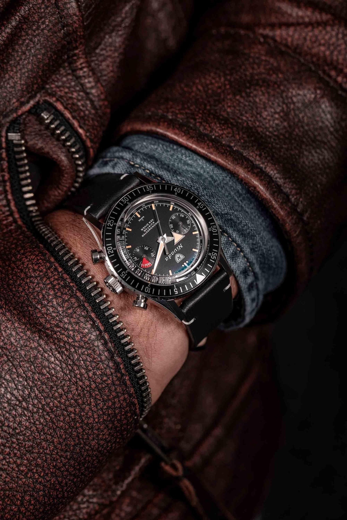 Nivada Grenchen, dòng sản phẩm Chronomaster Broad Arrow N, Ref no: 86014M, mặt số màu đen