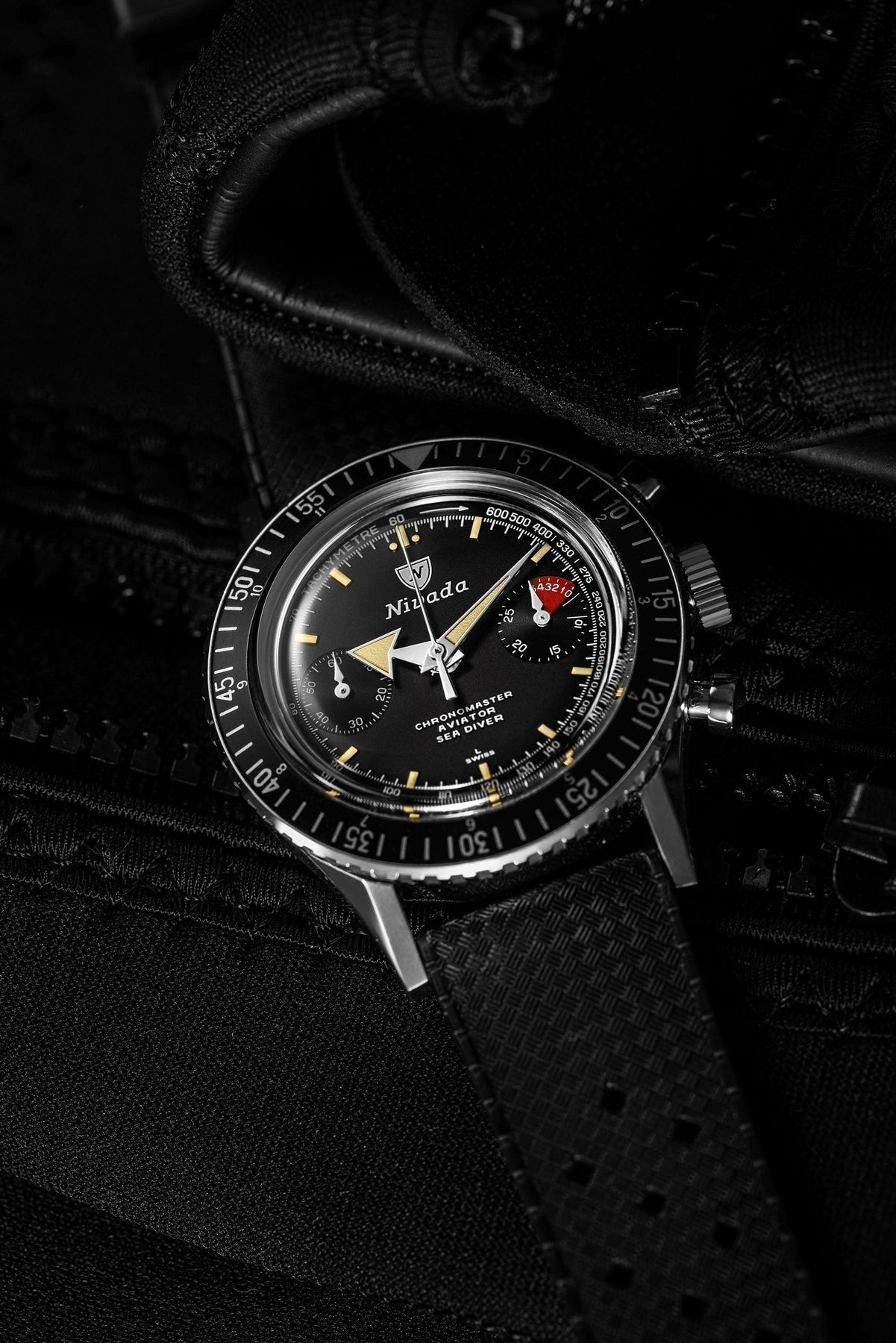 Nivada Grenchen, dòng sản phẩm Chronomaster Broad Arrow N, Ref no: 86014M, mặt số màu đen