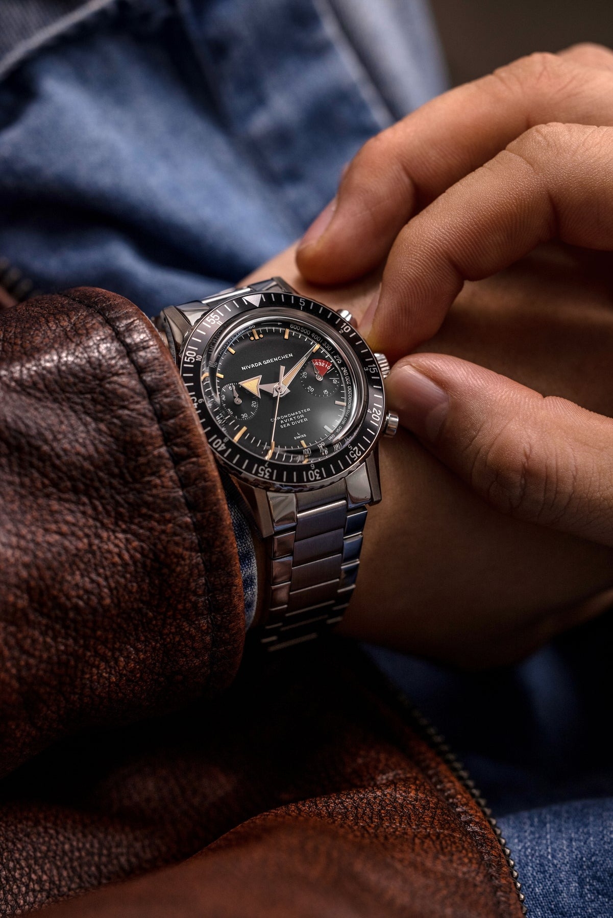 Nivada Grenchen, dòng sản phẩm Chronomaster Broad Arrow N, Ref no: 86014M, mặt số màu đen