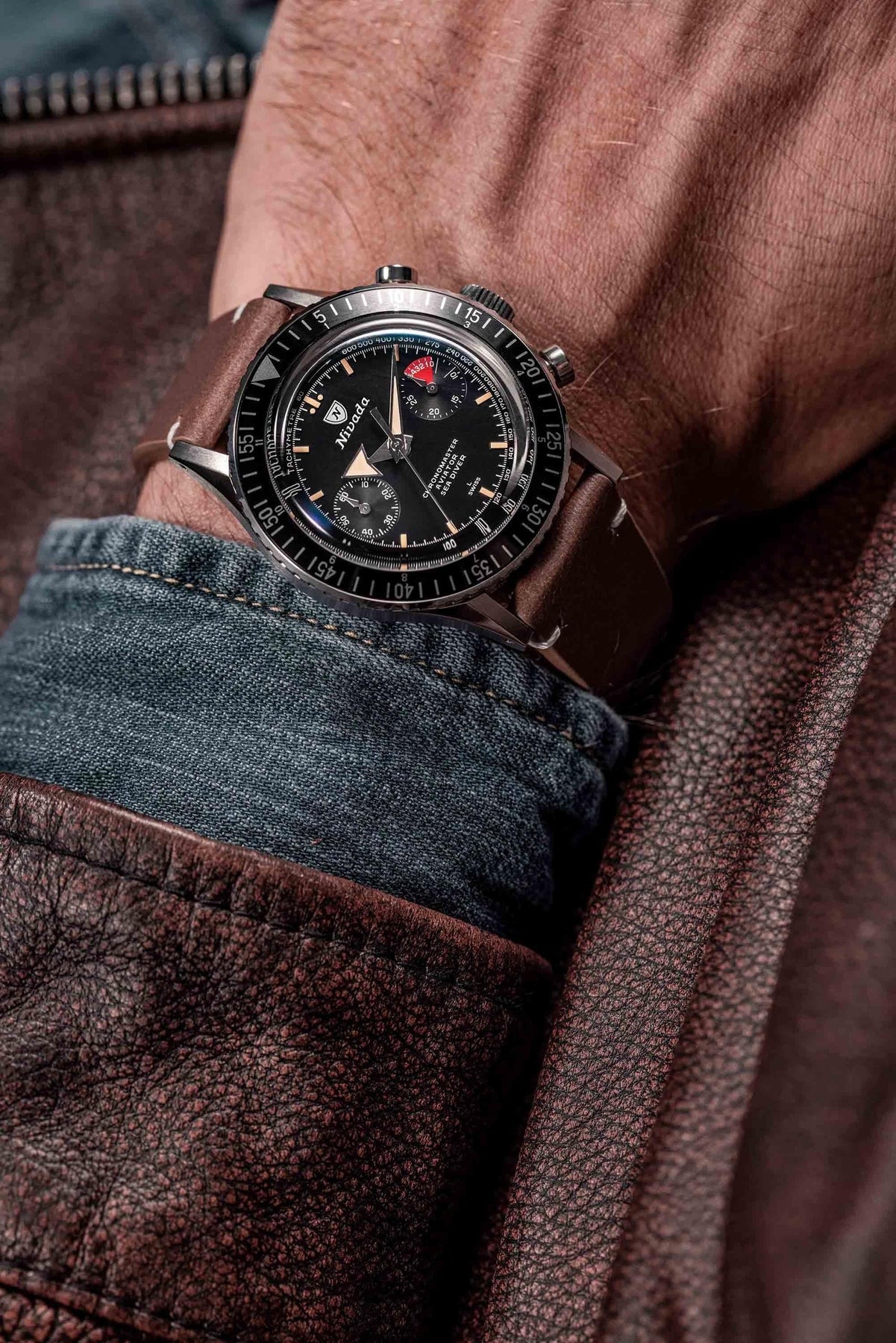 Nivada Grenchen, dòng sản phẩm Chronomaster Broad Arrow N, Ref no: 86014M, mặt số màu đen