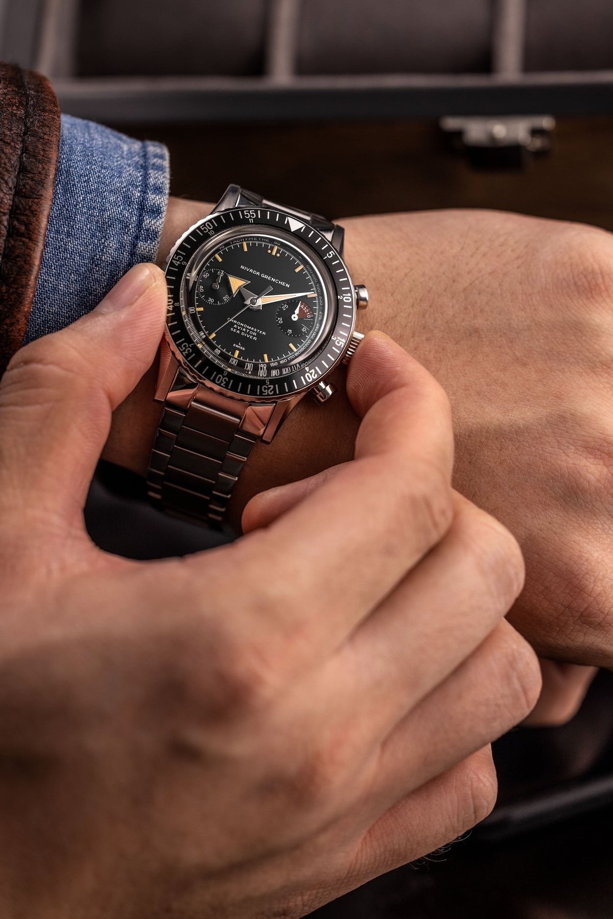 Nivada Grenchen, dòng sản phẩm Chronomaster Broad Arrow N, Ref no: 86014M, mặt số màu đen