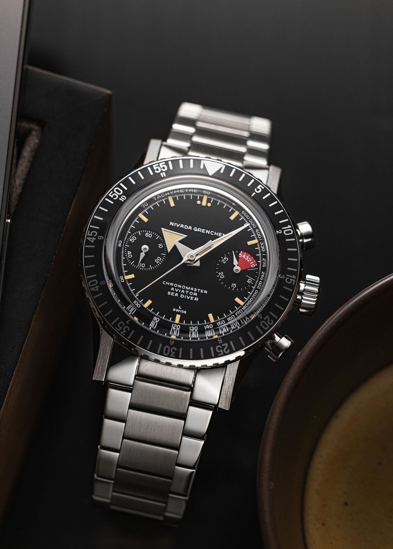 Nivada Grenchen Chronomaster Broad Arrow Ref no 86056M mặt số màu đen