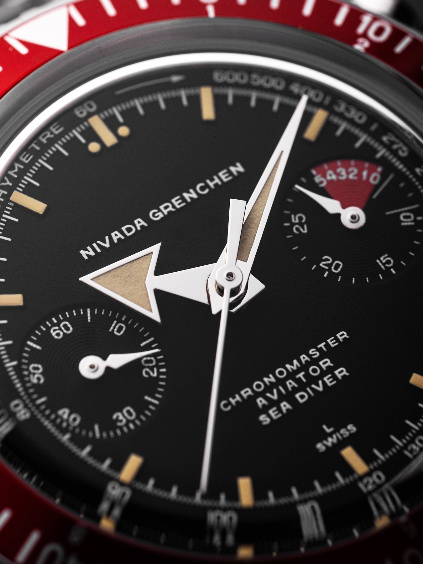 Nivada Grenchen, dòng sản phẩm Chronomaster Broad Arrow, Ref no: 86056M, mặt số màu đen