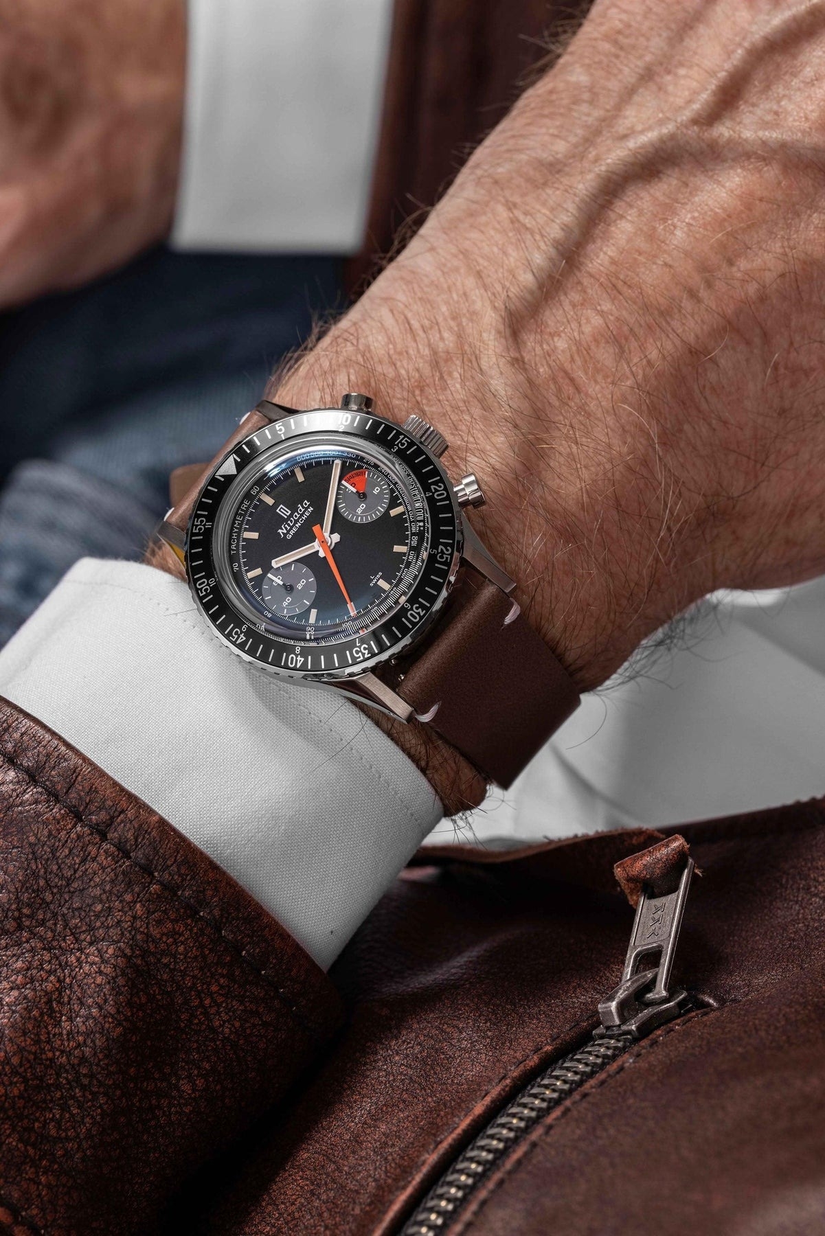 Đồng hồ đeo tay thương hiệu Nivada Grenchen, dòng sản phẩm Chronomaster Orange Boy SL, Ref no: 86015M, mặt số đen, size 38mm, lên dây cót bằng tay, vỏ đồng hồ bằng thép không gỉ và dây da bò, mới 100%