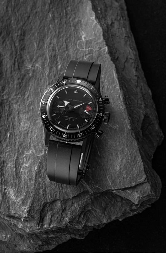 Nivada Grenchen, dòng sản phẩm Chronomaster, Ref no: 85015A, mặt số màu đen