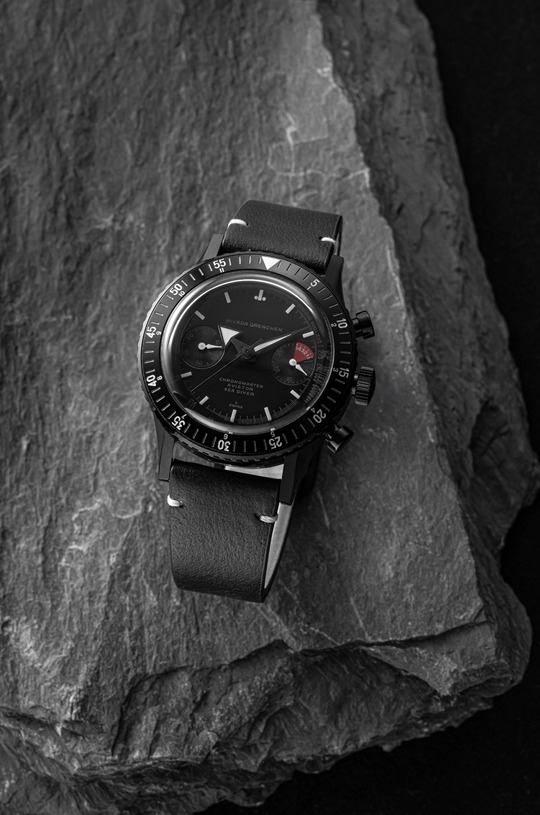 Nivada Grenchen, dòng sản phẩm Chronomaster, Ref no: 85015A, mặt số màu đen