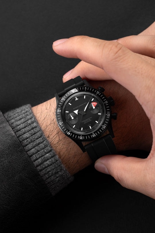 Nivada Grenchen, dòng sản phẩm Chronomaster, Ref no: 85015A, mặt số màu đen