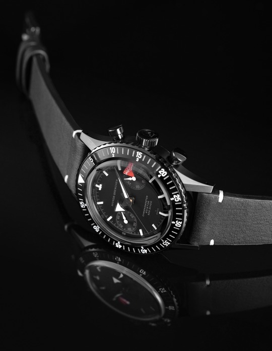 Nivada Grenchen, dòng sản phẩm Chronomaster, Ref no: 85015A, mặt số màu đen
