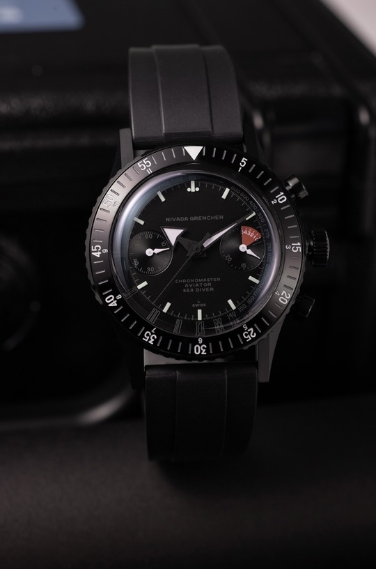 Nivada Grenchen, dòng sản phẩm Chronomaster, Ref no: 85015A, mặt số màu đen
