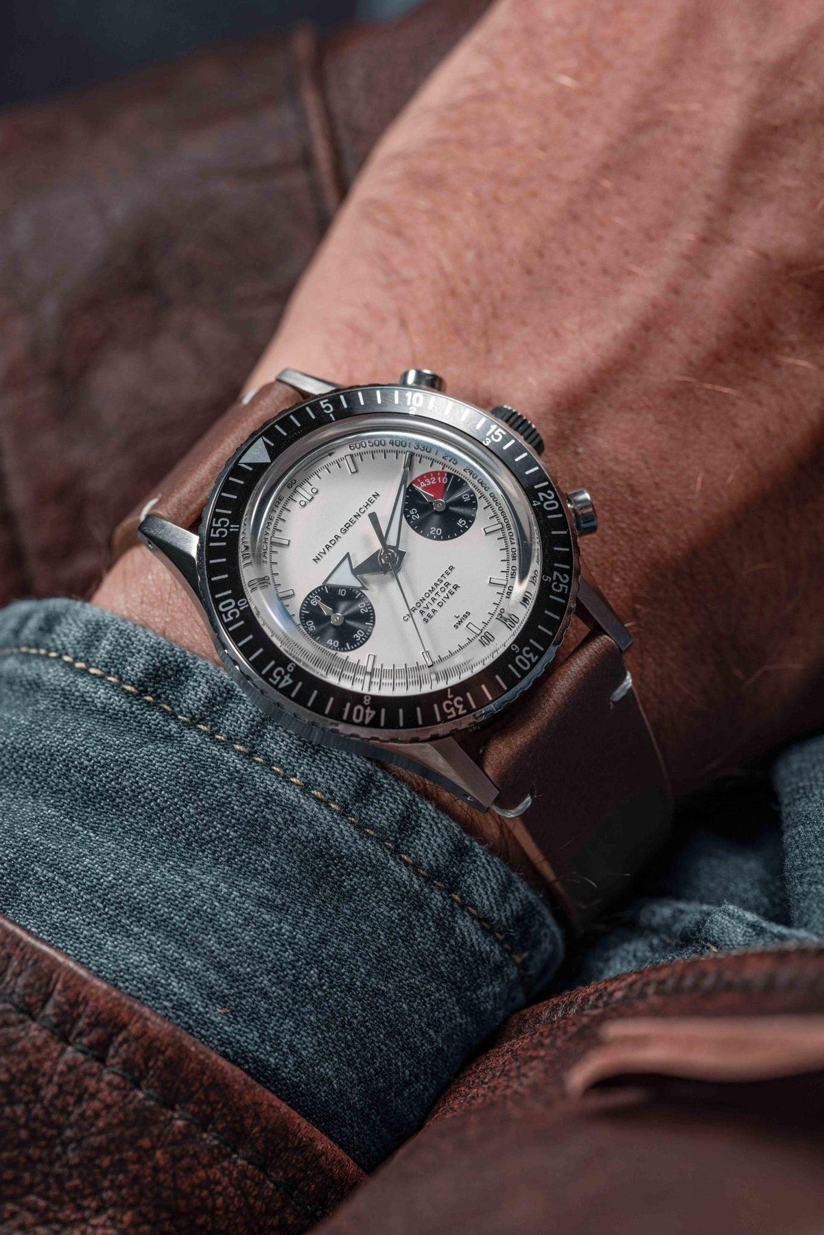 Nivada Grenchen, dòng sản phẩm Chronomaster, Ref no: 86010WM, mặt số trắng Panda