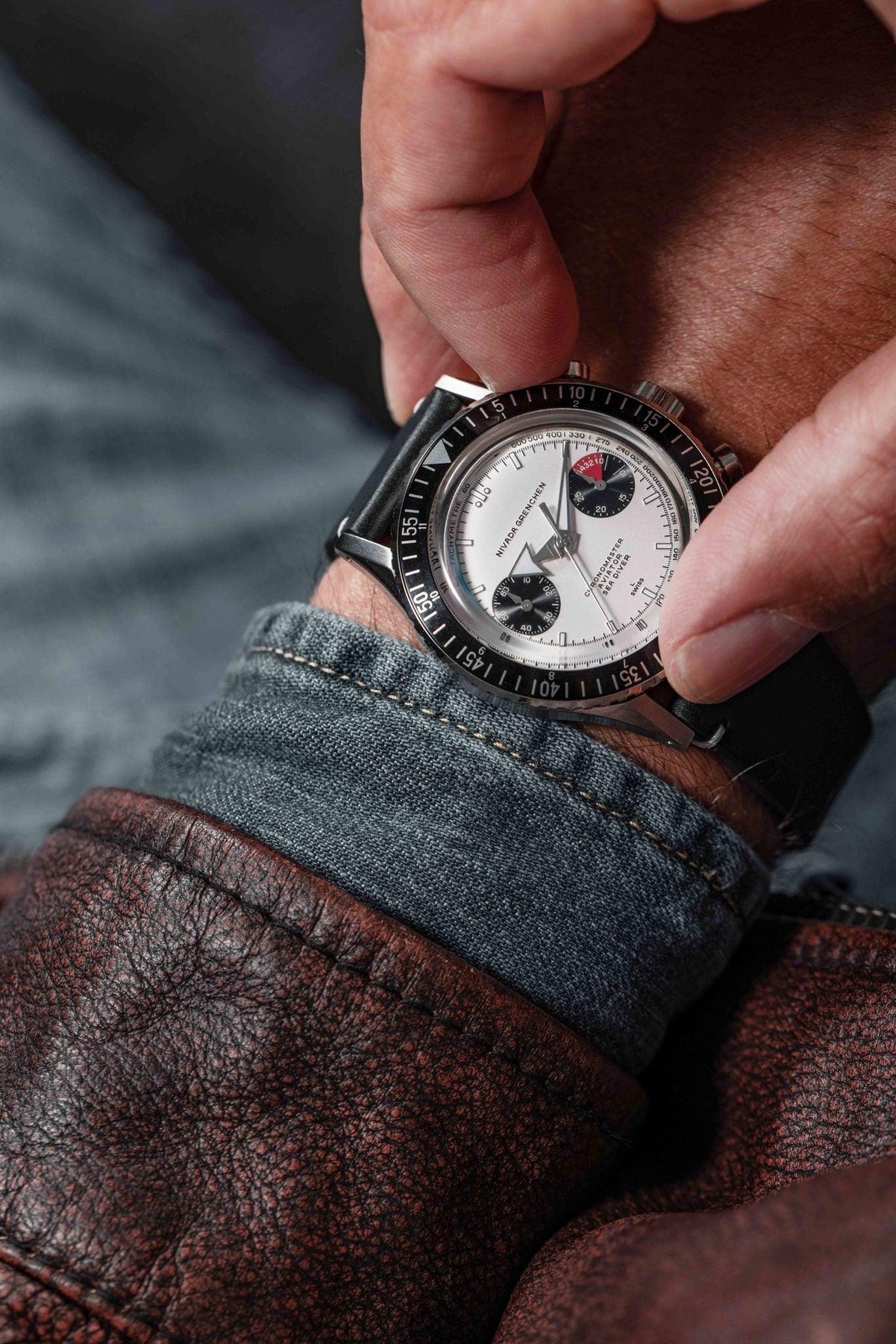 Nivada Grenchen, dòng sản phẩm Chronomaster, Ref no: 86010WM, mặt số trắng Panda