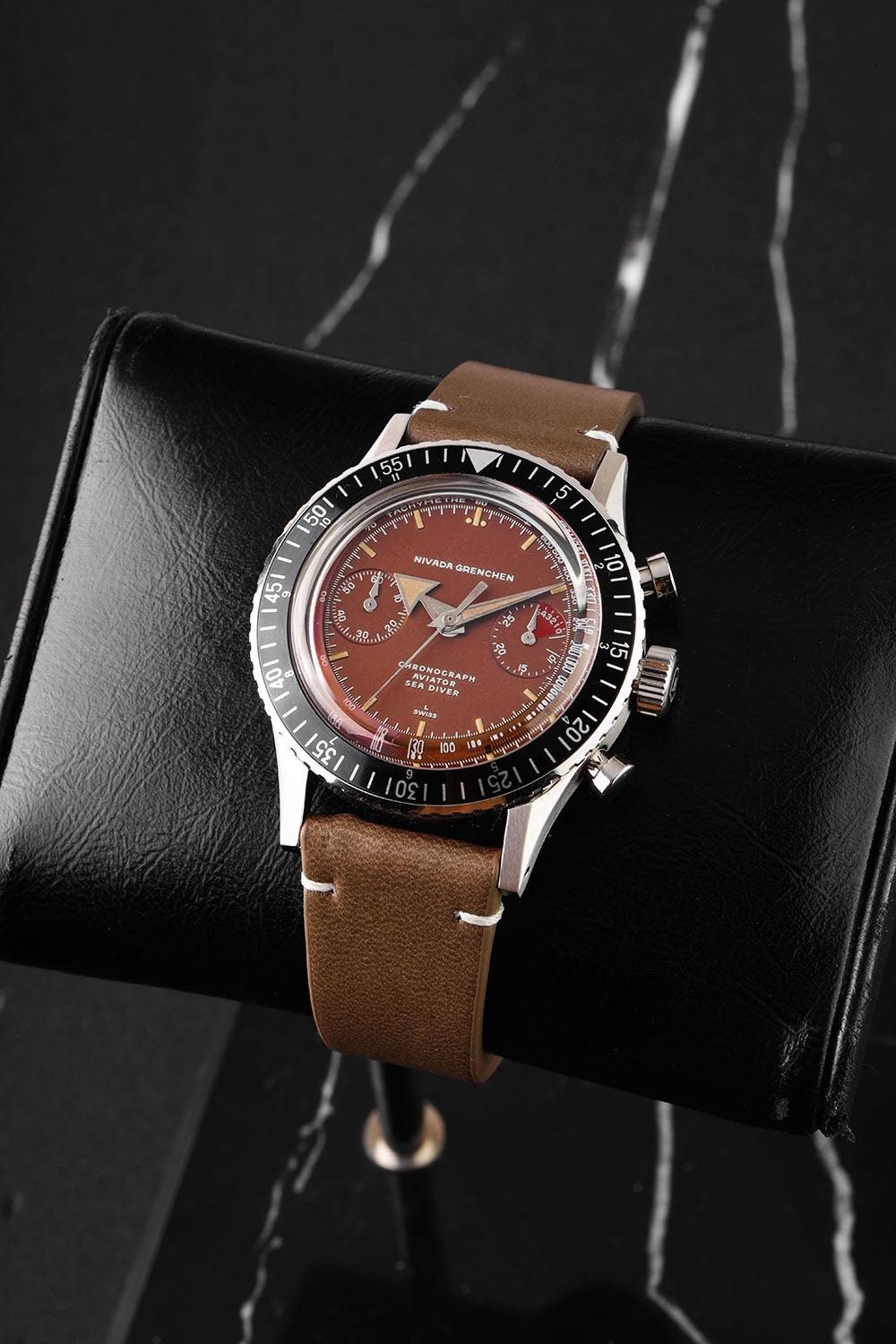 Nivada Grenchen, dòng sản phẩm Chronomaster, Ref number: 85007M, mặt số màu đỏ tropica