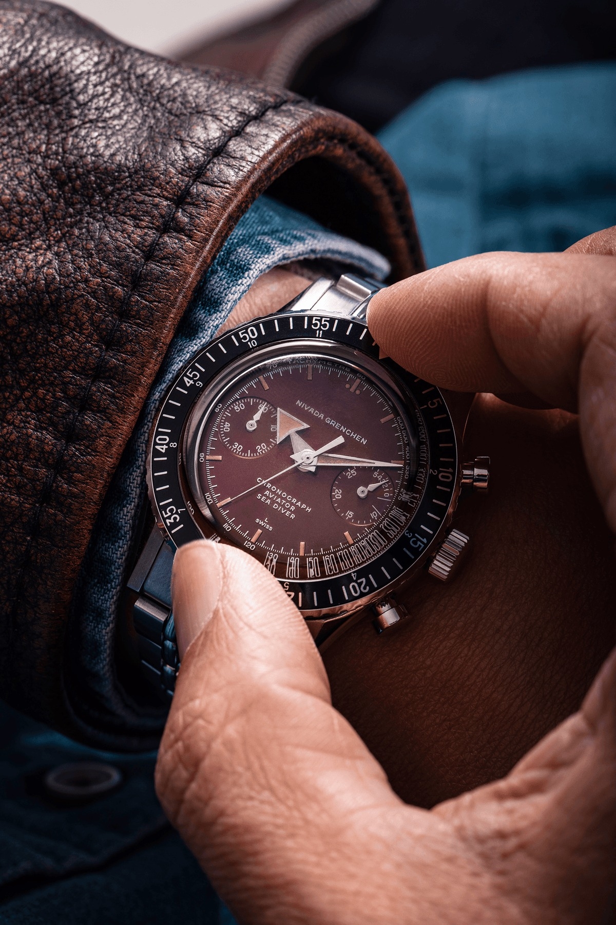 Nivada Grenchen, dòng sản phẩm Chronomaster, Ref number: 85007M, mặt số màu đỏ tropical