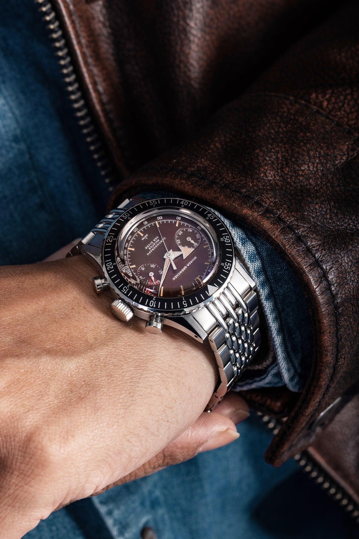 Nivada Grenchen, dòng sản phẩm Chronomaster, Ref number: 85007M, mặt số màu đỏ tropical