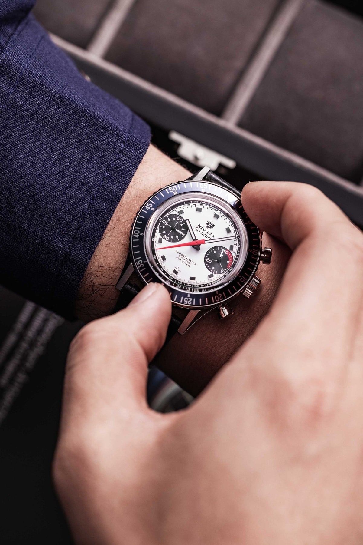 Nivada Grenchen, dòng sản phẩm Chronomaster Singer, Ref number: 86054M, mặt số màu trắng