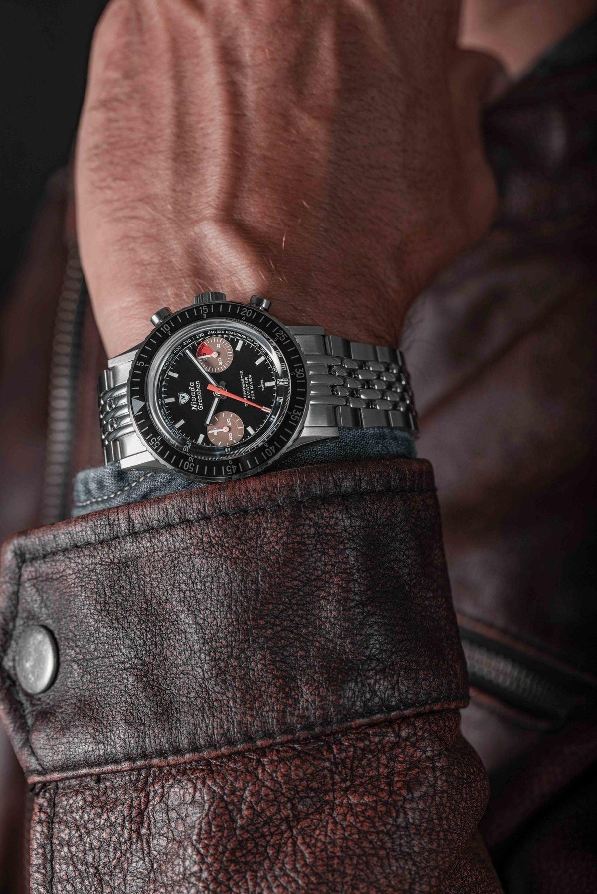 Nivada Grenchen, dòng sản phẩm Chronomaster White Orange Boy, Ref number: 86012WM, mặt số đen